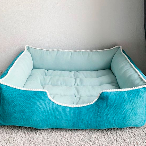 Лежак для кошки голубой с вышивкой