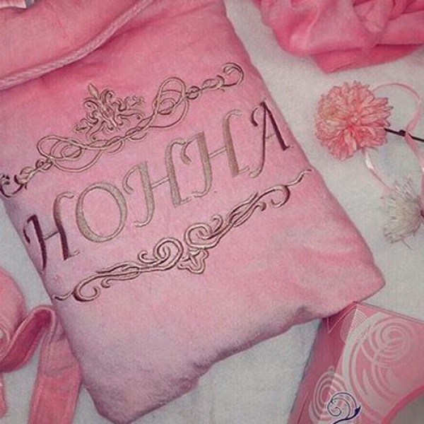 Розовый махровый халат женский